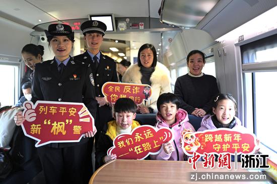 图为:铁路民警在车厢内开展宣传并与乘客合影。中新社发 贺瑞明 摄 图为:铁路民警在车厢内开展宣传并与乘客合影。中新社发 贺瑞明 摄