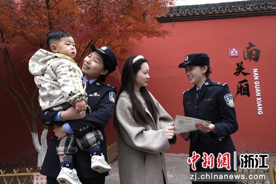 图为:铁路民警开展宣传。中新社发 贺瑞明 摄