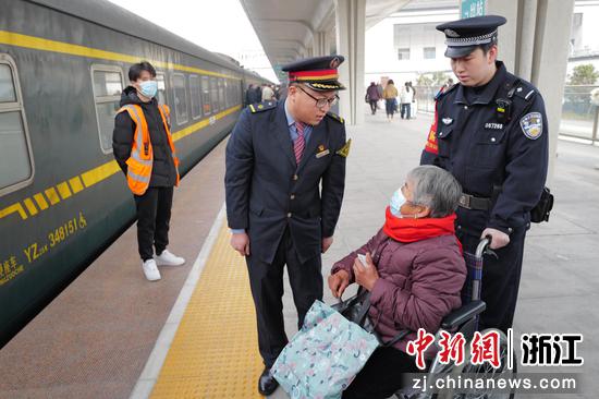 图为:铁路民警为乘客服务。中新社发 贺瑞明 摄