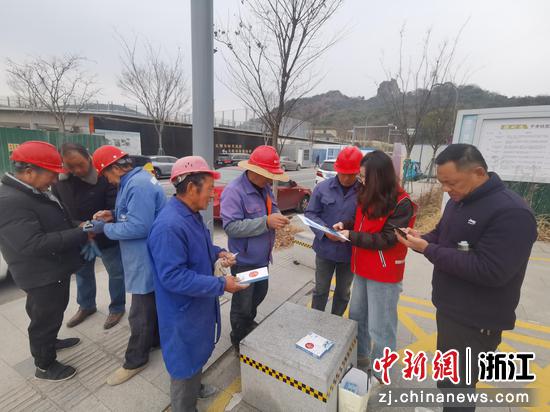 户外劳动者参加工会驿站调查问卷活动。康乾街道供图