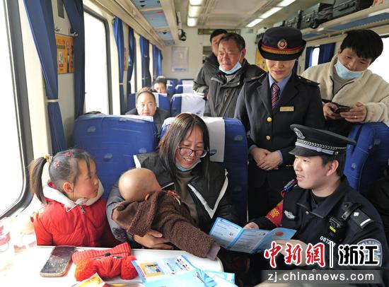 图为:铁路民警在车厢内开展宣传。中新社发 贺瑞明 摄 图为:铁路民警在车厢内开展宣传。中新社发 贺瑞明 摄