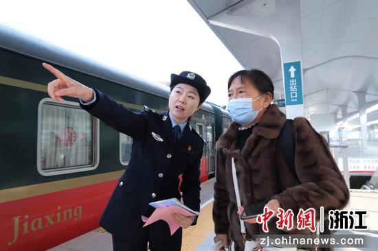 图为:铁路民警为旅客服务。中新社发 贺瑞明 摄 图为:铁路民警为旅客服务。中新社发 贺瑞明 摄