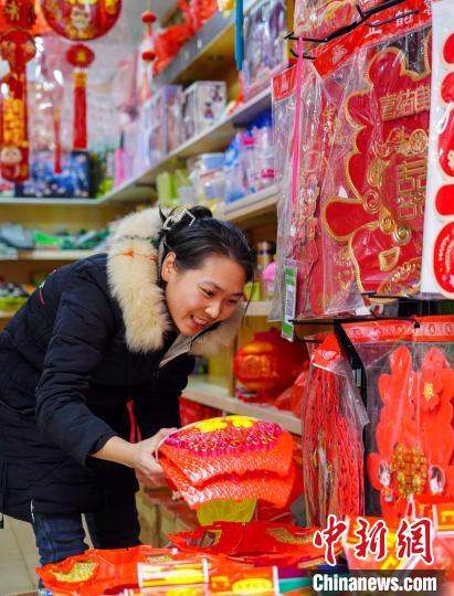 1月7日，市民在贵州省从江县一年货集市选购新春饰品。卢忠南 摄