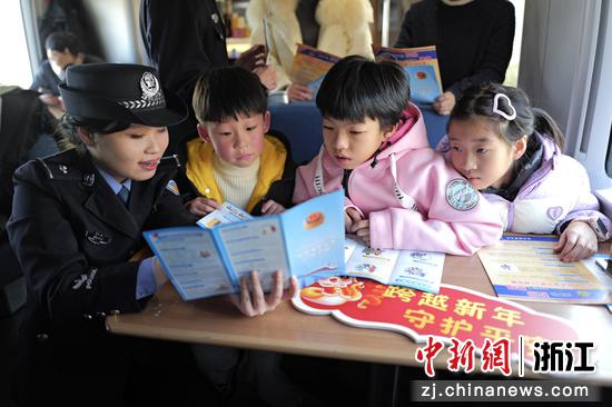 图为:铁路民警在车厢内开展宣传。中新社发 贺瑞明 摄 图为:铁路民警在车厢内开展宣传。中新社发 贺瑞明 摄