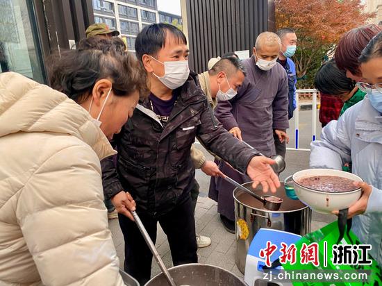 赠粥现场。佛堂镇 供图