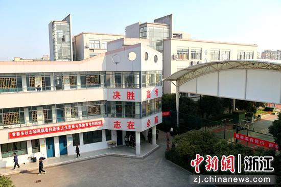 图为：绍兴市上虞区崧厦中学考点张贴着励志口号。中新社发 于江  摄