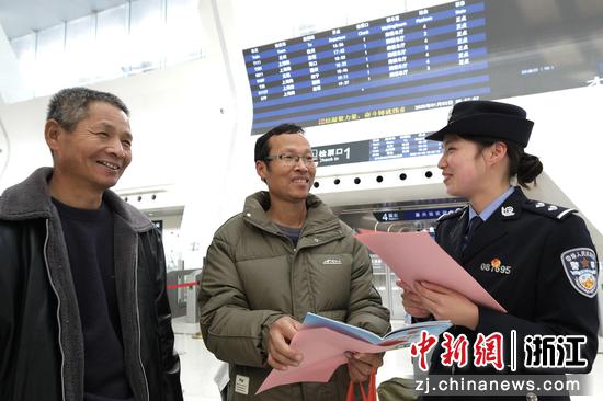 图为:铁路民警为旅客服务。中新社发 贺瑞明 摄