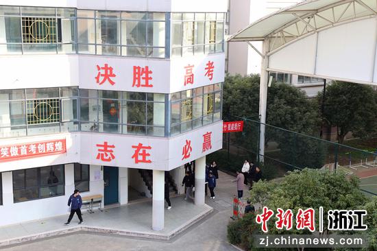 图为：绍兴市上虞区崧厦中学考点张贴着励志口号。中新社发 于江  摄