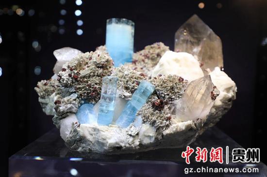 展览上的各色宝石、矿石 展览上的各色宝石、矿石