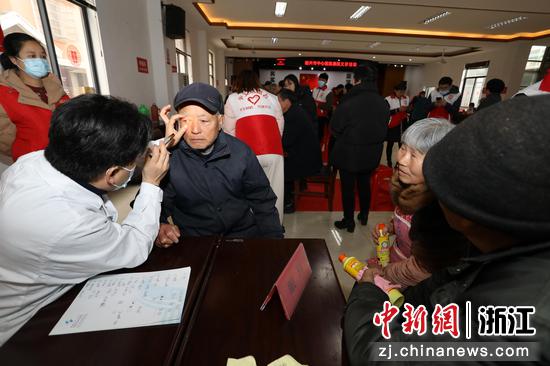 图为:医生为村民检查眼睛。中新社发 单明铭 摄