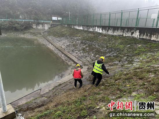工作人员检查水源地
