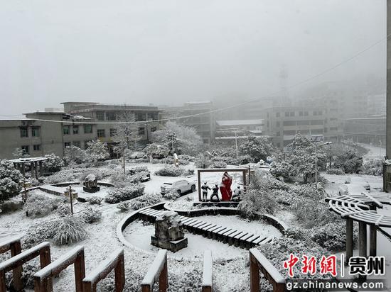 贵州省铜仁市万山区高海拔地区迎来2025年首场降雪。彭华清 摄