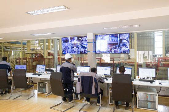 贵州省剑河县天生祥木材智能制造有限公司的智能控制中心。杨家孟 摄