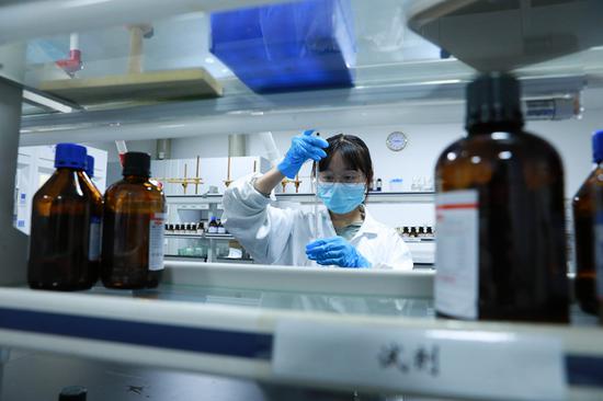 在贵州京诚药业有限公司，科研人员在进行药理分析。姜泽光 摄