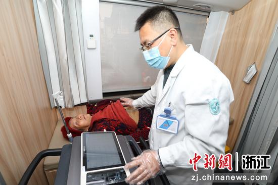 图为:义诊现场。中新社发 单明铭 摄