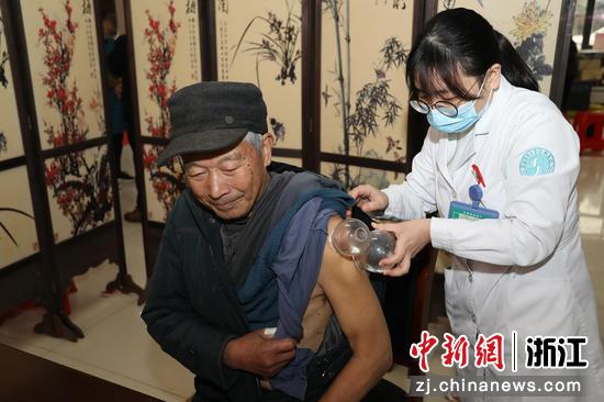 图为:村民体验拔罐。中新社发 单明铭 摄