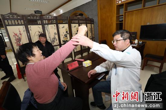 图为:义诊现场。中新社发 单明铭 摄