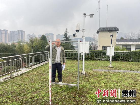 预报员查看仪器