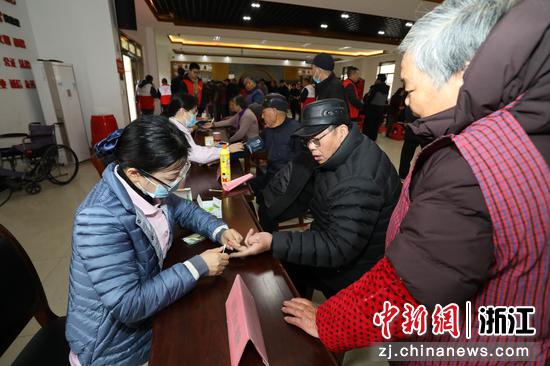 图为:义诊现场。中新社发 单明铭 摄