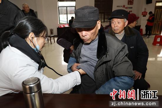 图为:义诊现场。中新社发 单明铭 摄
