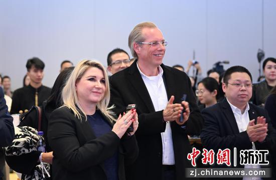 图为:推介会吸引外宾。中新社记者 王刚 摄