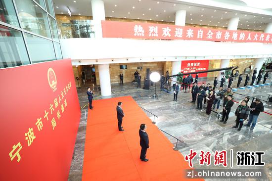 局长通道现场。徐能 摄