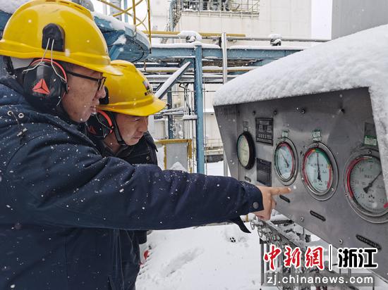 迎峰度冬期间，浙能新天煤化工现场操作人员正在认真巡检。 祁媛 摄