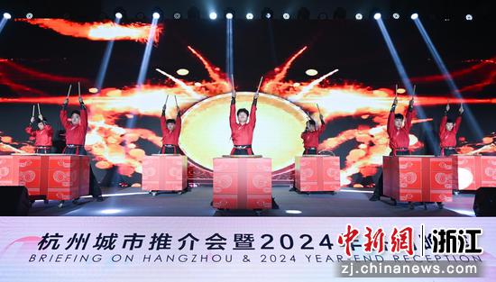 图为:颇具杭州文化特色的展演吸引外宾等人。中新社记者 王刚 摄