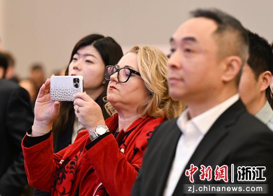 图为:推介会吸引外宾。中新社记者 王刚 摄