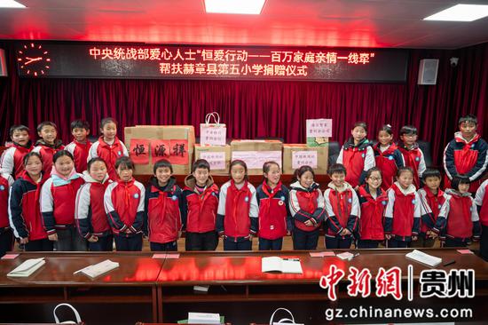 图为捐赠现场。