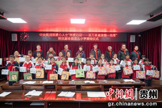 图为捐赠现场。