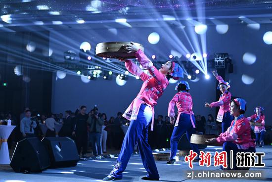 图为:颇具杭州文化特色的展演吸引外宾等人。中新社记者 王刚 摄
