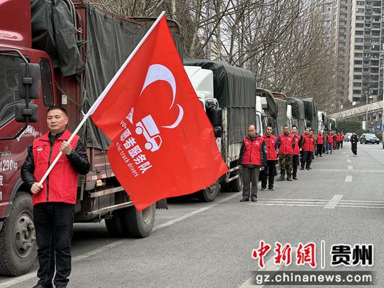 资料图：货车司机志愿者服务队整队出发，运输乡村振兴物资。