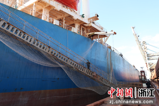 为外籍船舶办理出境手续。 马迹山边检站 供图