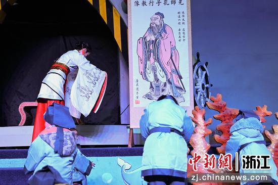 图为:小朋友体验传统拜师礼仪。中新社记者 王刚 摄