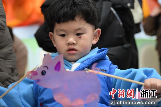 图为:萌娃体验皮影戏。中新社记者 王刚 摄