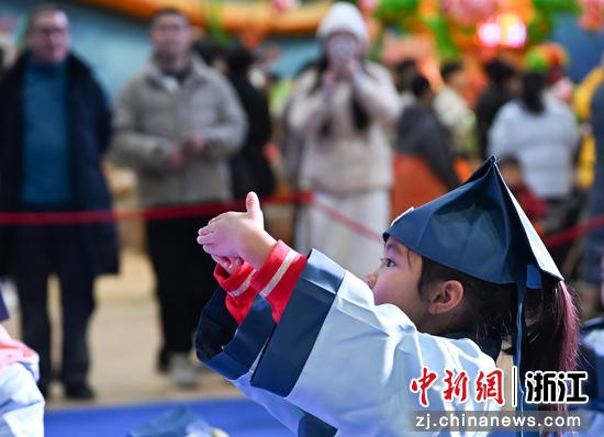 图为:萌娃体验国学拜师。中新社记者 王刚 摄