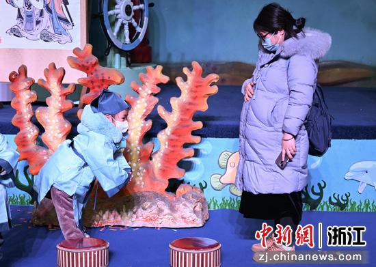 图为:小朋友在国学体验活动中敬拜长辈。中新社记者 王刚 摄