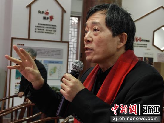 图为:沈恒指导乡亲们排练。中新社发 萧云集 摄