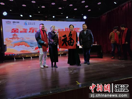 图为:“钱塘老娘舅”唐一平(左一)写福送福。中新社发 萧云集 摄