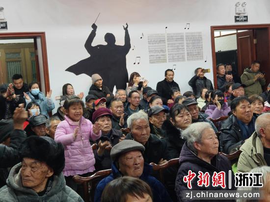 图为:乡民们热情观演。中新社发 萧云集 摄