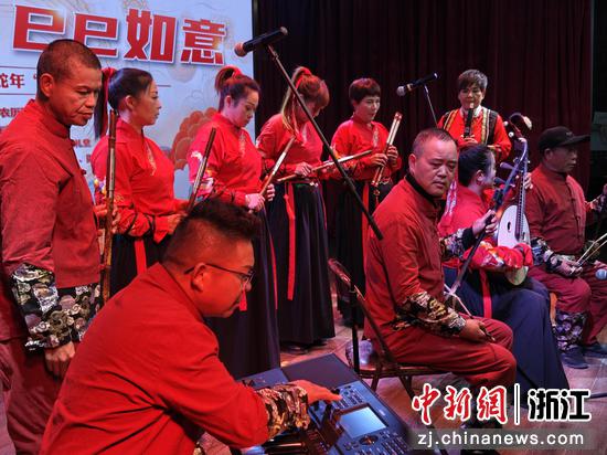 图为:第一次上台的村民们。中新社发 萧云集 摄