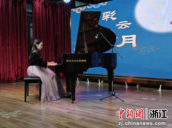 图为:艺术家登台表演。中新社发 萧云集 摄