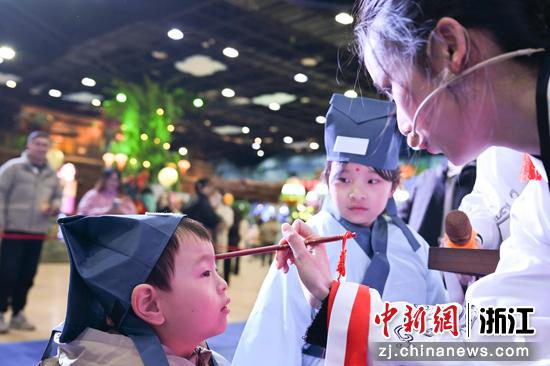图为:萌娃在国学课堂中体验点朱砂。中新社记者 王刚 摄