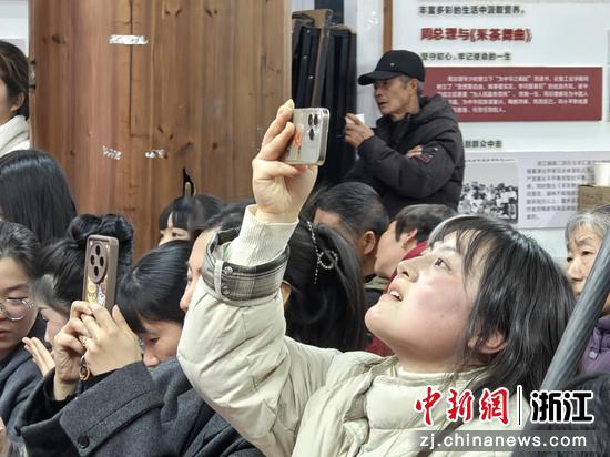 图为:乡民们热情观演。中新社发 萧云集 摄