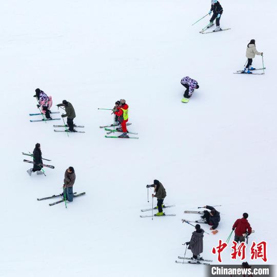图为游客在玉舍雪山滑雪场滑雪。赵桦 摄 图为游客在玉舍雪山滑雪场滑雪。赵桦 摄