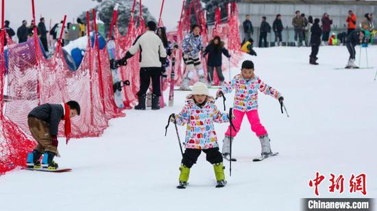图为游客在玉舍雪山滑雪场滑雪。赵桦 摄 图为游客在玉舍雪山滑雪场滑雪。赵桦 摄