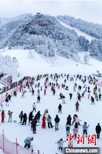 图为游客在玉舍雪山滑雪场滑雪。赵桦 摄 图为游客在玉舍雪山滑雪场滑雪。赵桦 摄