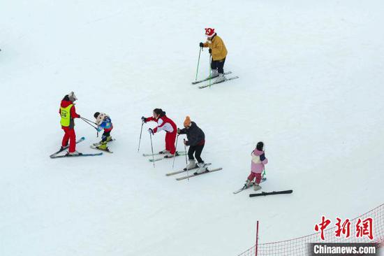 图为游客在玉舍雪山滑雪场滑雪。赵桦 摄 图为游客在玉舍雪山滑雪场滑雪。赵桦 摄