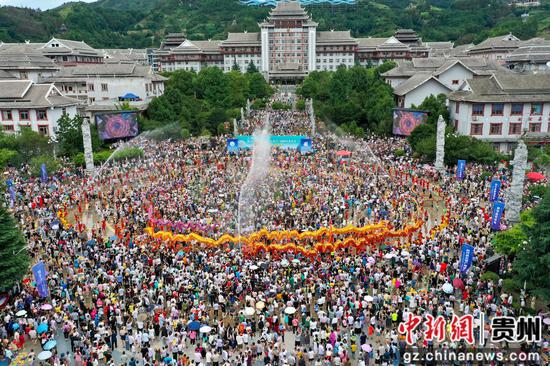 剑河2024年“六月六”仰阿莎文化节水龙狂欢活动航拍图。剑河县融媒体中心供图